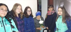 29- день пожилых людей 8 класс поздравлял бабушек с праздником и вручили небольшие подарки
